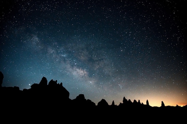 Hermoso cielo lleno de estrellas sobre Trona, CA