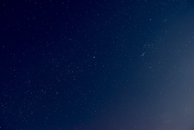 Hermoso cielo nocturno con estrellas brillantes