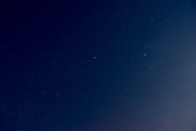 Hermoso cielo nocturno con estrellas brillantes