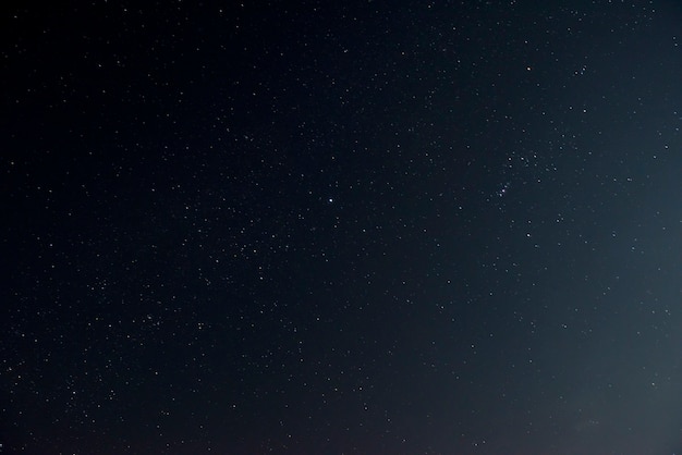 Hermoso cielo nocturno con estrellas brillantes