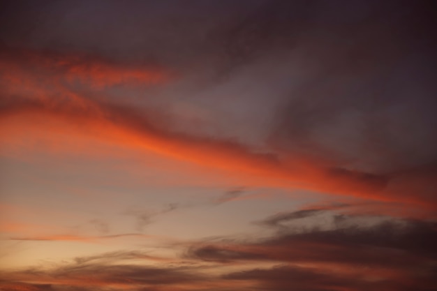 Hermoso cielo nocturno nublado con tonos rojos