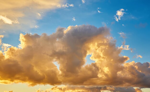 Hermoso cielo con nubes antes del atardecer