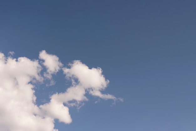 Hermoso cielo con nubes blancas