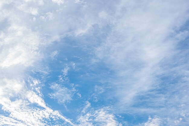 Hermoso cielo con nubes