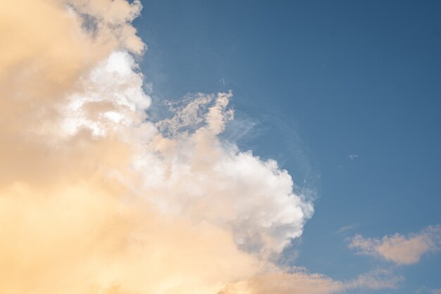 Hermoso cielo con nubes