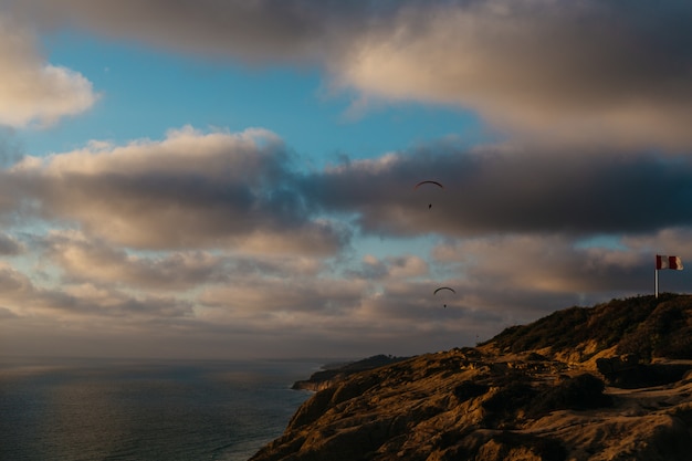 Hermoso cielo nublado y la costa rocosa del océano