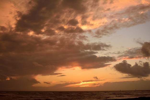 Hermoso cielo nublado durante la puesta de sol sobre el océano