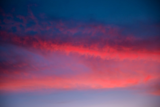 Hermoso cielo nublado en tonos rosados