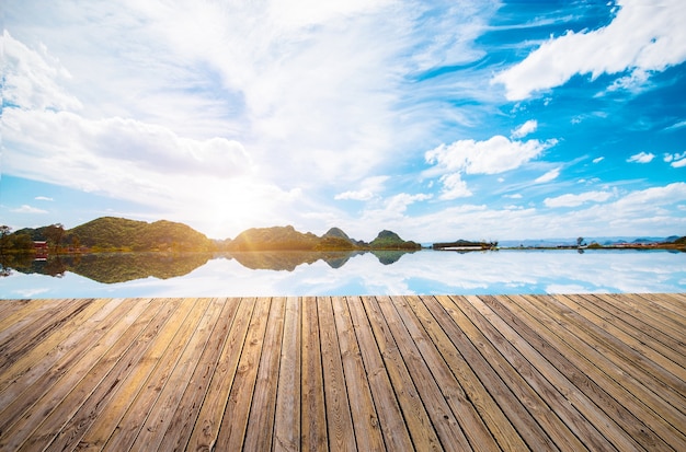 Hermoso cielo y el río con el piso