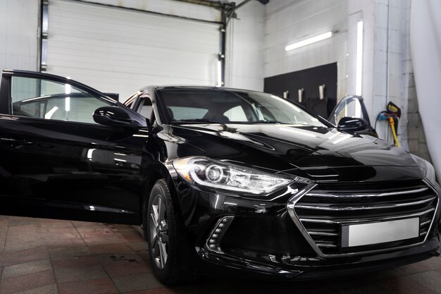 Hermoso coche en el servicio de limpieza interior.