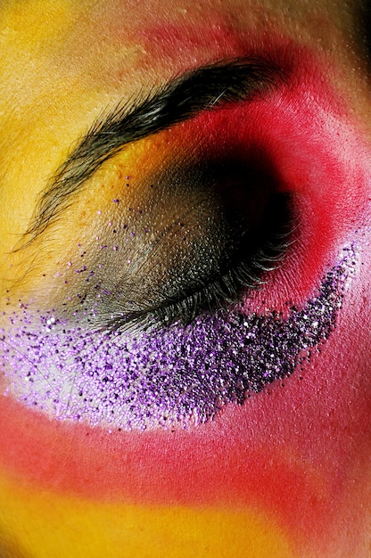 Foto gratuita hermoso colorido arte corporal de un ojo femenino