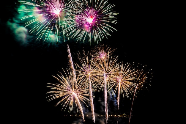 Hermoso colorido espectáculo de fuegos artificiales en la noche para celebrar