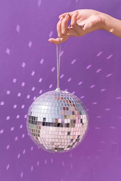 Hermoso concepto de año nuevo con bola de discoteca