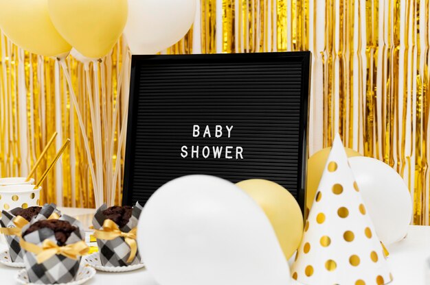 Hermoso concepto de baby shower con espacio de copia