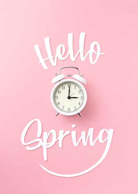Foto gratuita hermoso concepto de cambio de horario de primavera