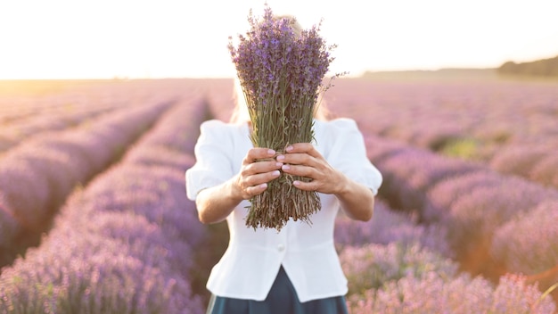 Foto gratuita hermoso concepto de naturaleza disfrutando