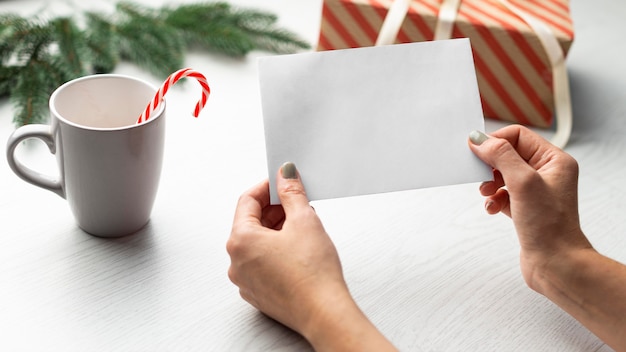 Hermoso concepto de navidad en casa con espacio de copia