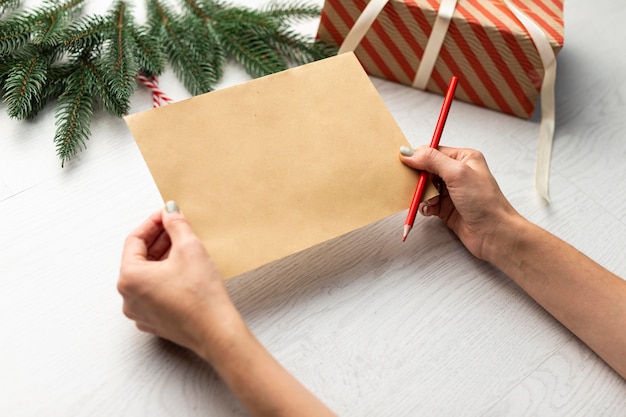 Hermoso concepto de navidad en casa con espacio de copia