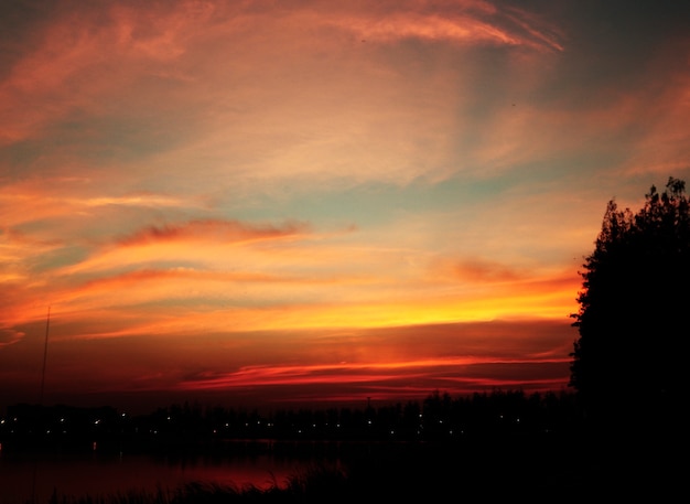 Hermoso crepúsculo atardecer paisaje de noche