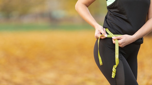 Foto gratuita hermoso cuerpo atlético con un medidor