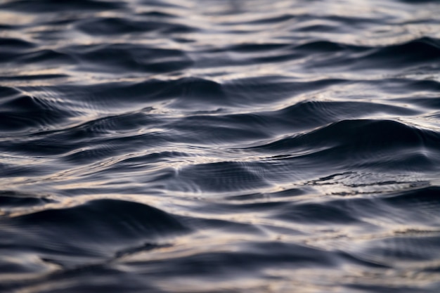 Hermoso cuerpo tranquilo de textura de agua del mar en primer plano