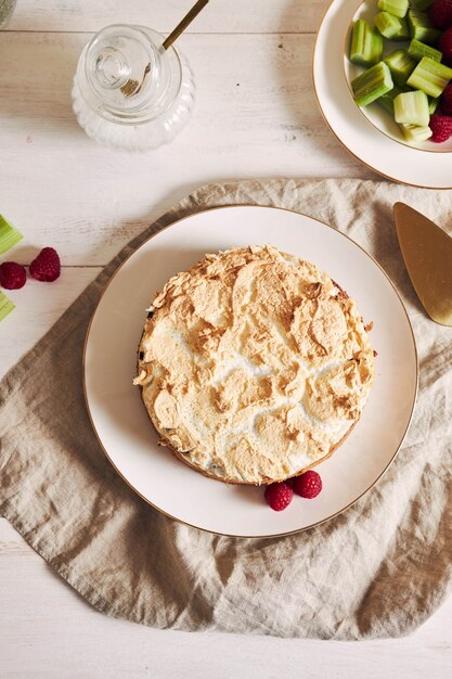 Hermoso y delicioso pastel de frambuesa y ruibarbo con ingredientes sobre una mesa