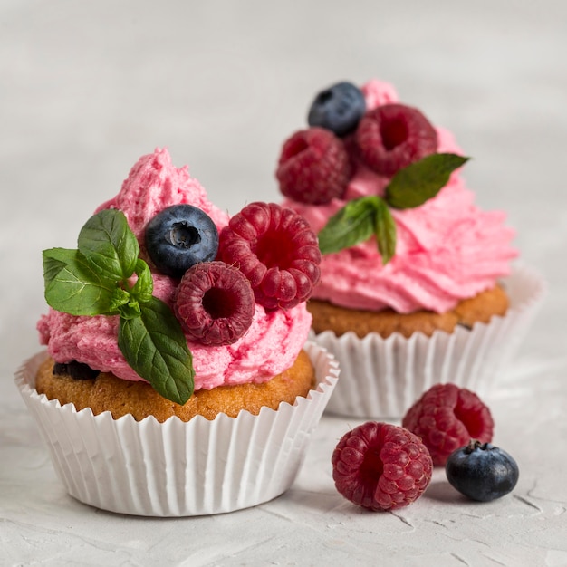 Hermoso y delicioso postre crema de fresa y fruta.