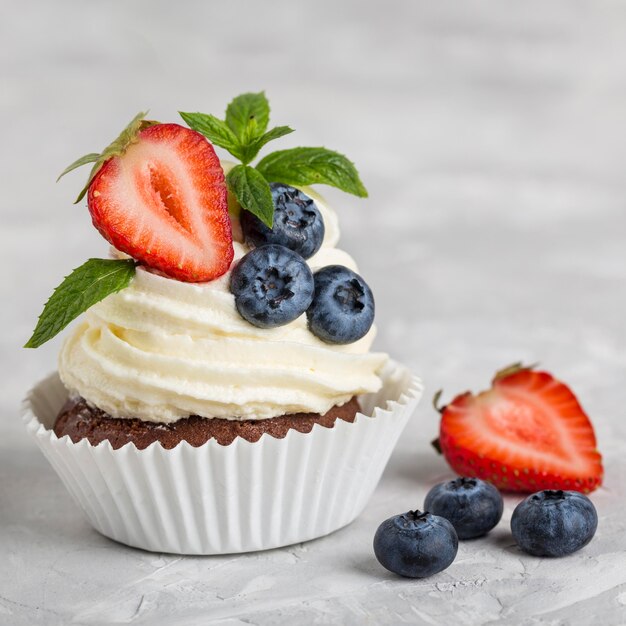 Hermoso y delicioso postre de frutas del bosque y menta.