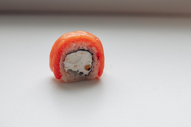 Foto gratuita hermoso delicioso sushi entrega de sushi publicidad rollos de sushi hechos de pescado y queso