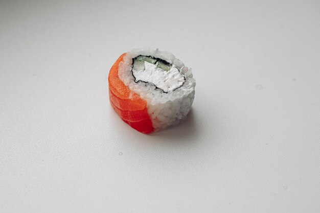 Foto gratuita hermoso delicioso sushi entrega de sushi publicidad rollos de sushi hechos de pescado y queso