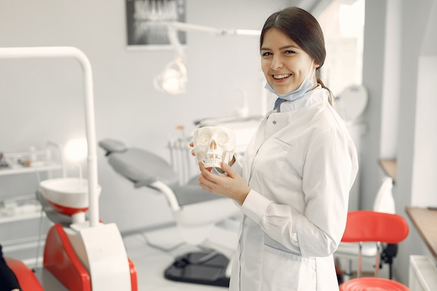 Hermoso dentista trabajando en una clínica dental