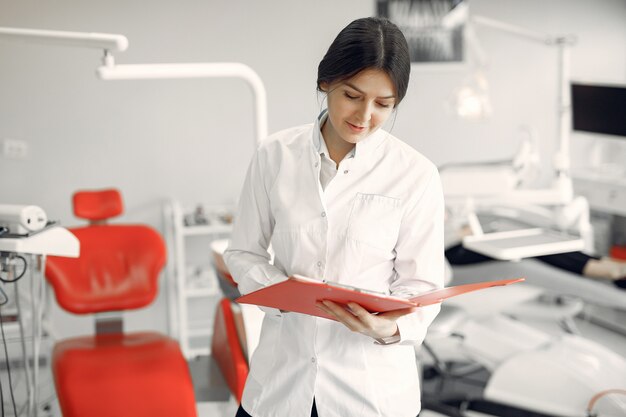 Hermoso dentista trabajando en una clínica dental