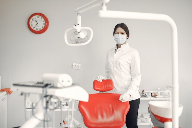 Hermoso dentista trabajando en una clínica dental