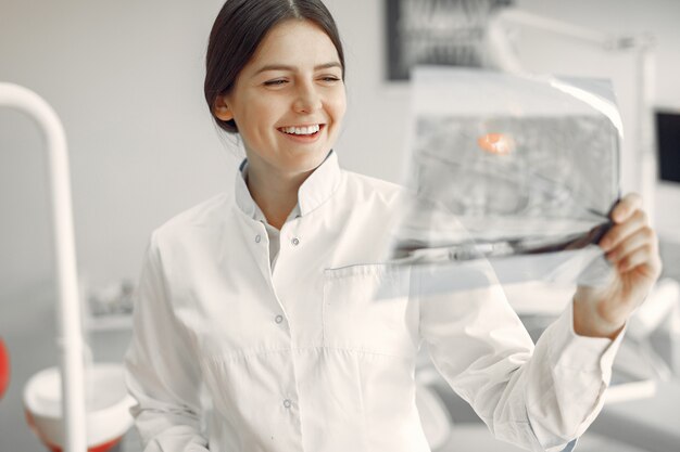 Hermoso dentista trabajando en una clínica dental