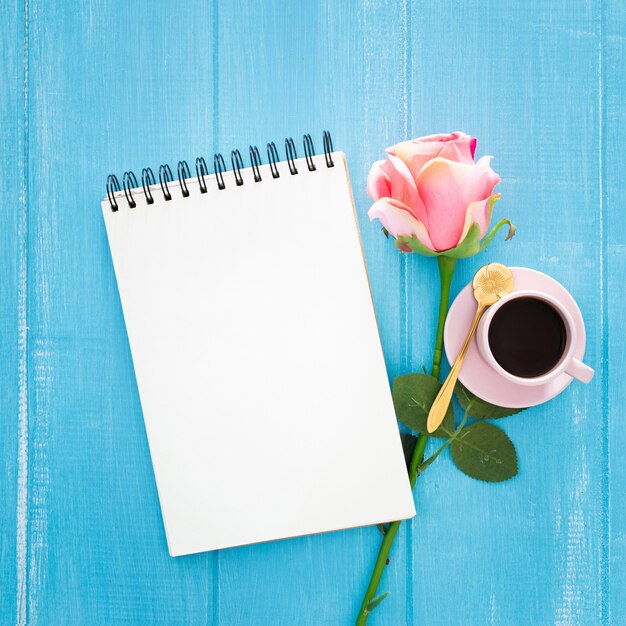 hermoso desayuno con rosas y una taza de café en madera azul