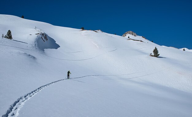 Un hermoso día de esquí de montaña con condiciones perfectas.