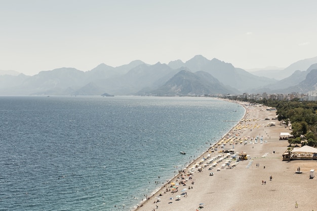 Foto gratuita hermoso día soleado con mar y montañas