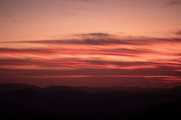 Hermoso diseño de cielo rojo y rosa