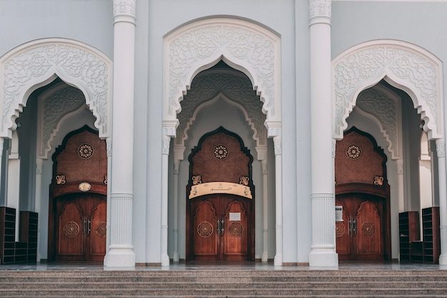 Hermoso diseño de la entrada principal de un edificio de mezquita.