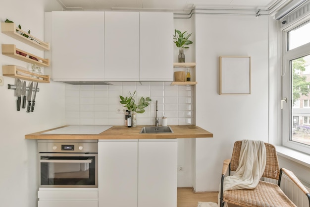 Hermoso diseño interior de cocina amueblada renovada