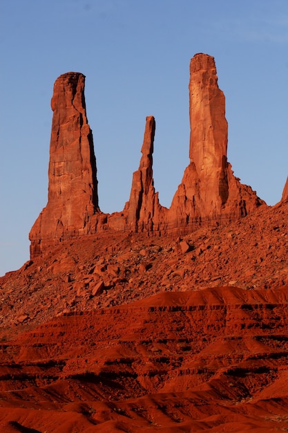 Hermoso disparo vertical de formaciones rocosas de arenisca en el Valle Oljato-Monument en Utah, EE.