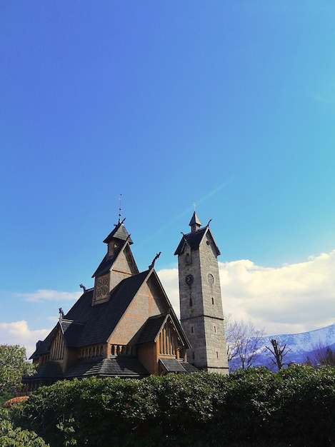 Hermoso disparo vertical de la Iglesia Wang en Karpacz, Polonia