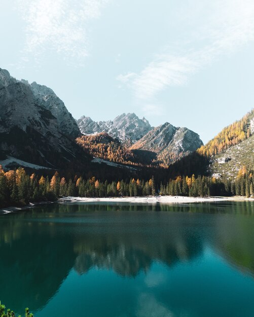 Hermoso disparo vertical de Parco naturale di Fanes-Sennes-Braies Prags, Italia