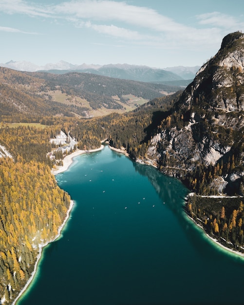 Hermoso disparo vertical de Parco naturale di Fanes-Sennes-Braies Prags, Italia