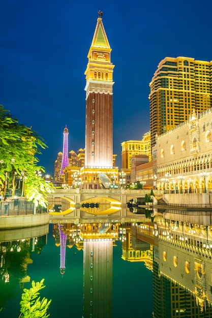 Hermoso edificio de arquitectura de hotel y casino venecianos y otros