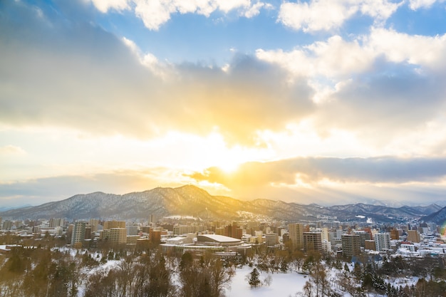 Hermoso edificio de arquitectura con paisaje de montaña en temporada de invierno al atardecer