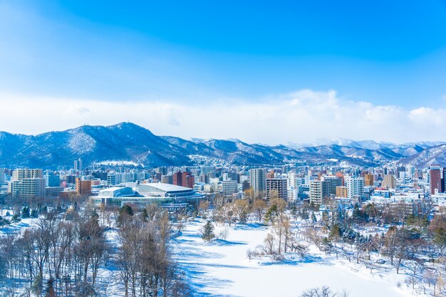 Hermoso edificio de arquitectura con paisaje de montaña en la temporada de invierno de la ciudad de Sapporo Hokkaido, Japón