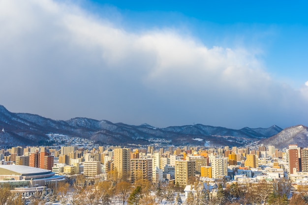 Hermoso edificio de arquitectura con paisaje de montaña en temporada de invierno Sapporo ciudad Hokkaido Japón