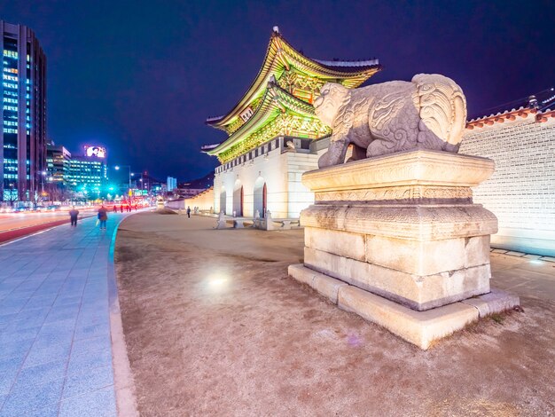 Hermoso edificio de arquitectura del palacio gyeongbokgung