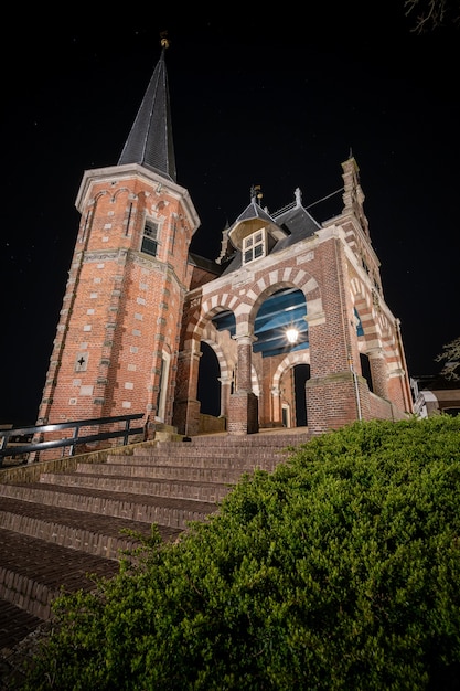 Hermoso edificio de ladrillo de Waterpoort Gate en el puerto de Sneek, Frisia, Países Bajos